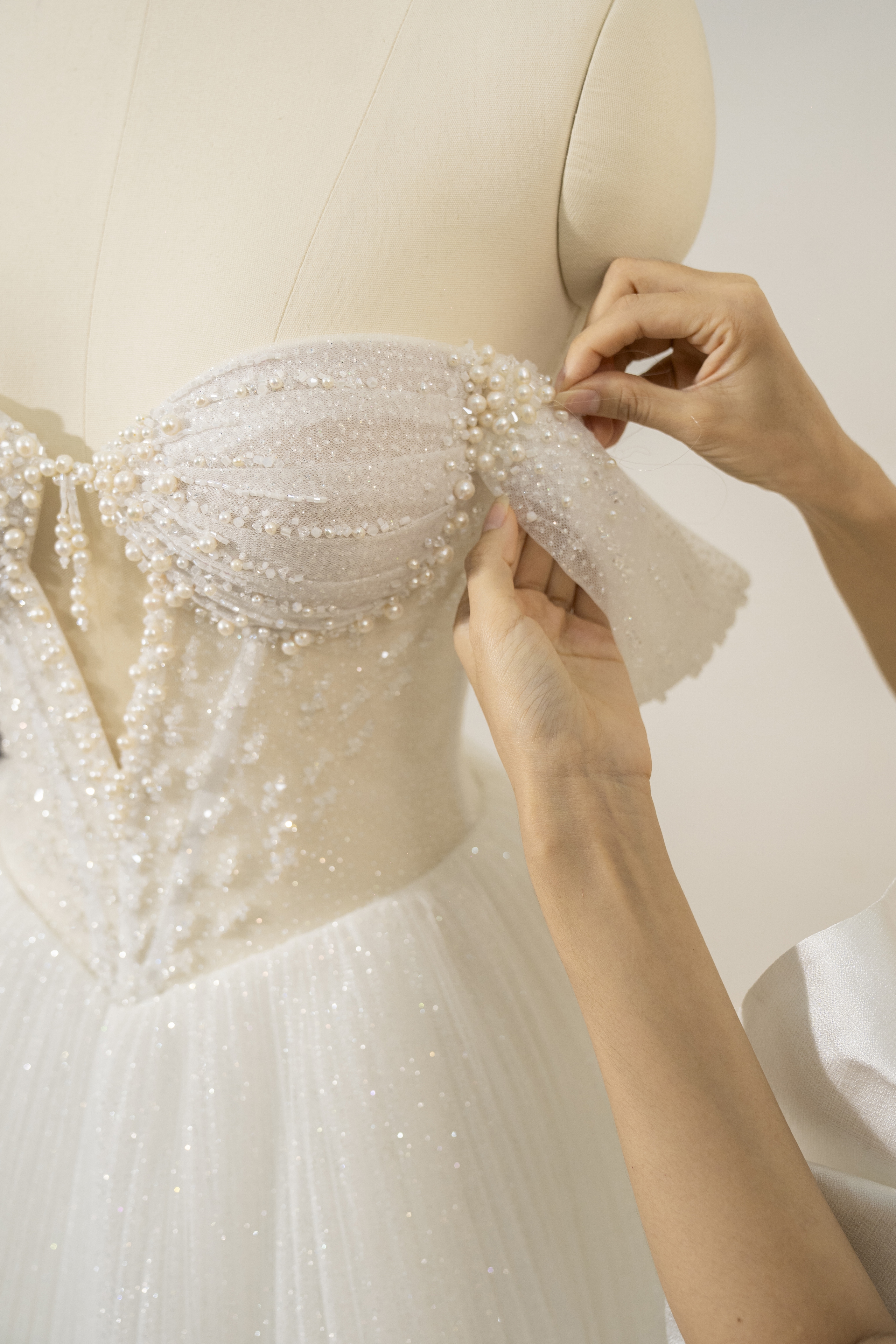 Váy cưới đính ngọc trai của NTK Trần Phương Hoa xuất hiện tại Vancouver Fashion Week- Ảnh 5. Váy cưới đính ngọc trai của NTK Trần Phương Hoa xuất hiện tại Vancouver Fashion Week- Ảnh 5.