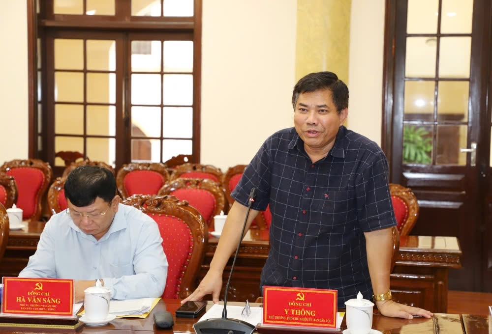 Ông Y Thông - Thứ trưởng, Phó Chủ nhiệm Ủy ban Dân tộc phát biều tại buổi khảo sát Ông Y Thông - Thứ trưởng, Phó Chủ nhiệm Ủy ban Dân tộc phát biều tại buổi làm việc