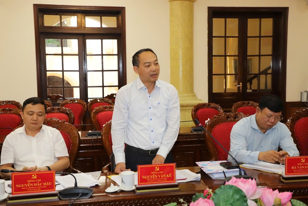 Thành viên Đoàn khảo sát phát biểu ý kiến tại buổi khảo sát Thành viên Đoàn khảo sát phát biểu ý kiến tại buổi làm việc