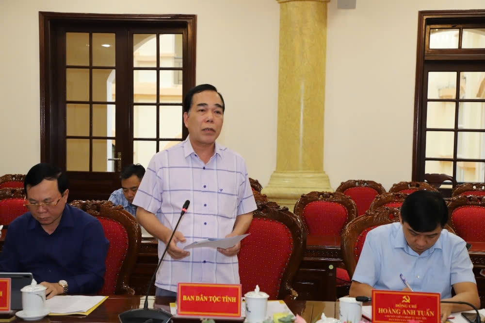 Ông Cầm Bá Tường Phó trưởng Ban Dân tộc tỉnh phát biểu giải trình một số vấn đề thành viên Đoàn khảo sát quan tâm Ông Cầm Bá Tường Phó trưởng Ban Dân tộc tỉnh phát biểu giải trình một số vấn đề thành viên Đoàn khảo sát quan tâm