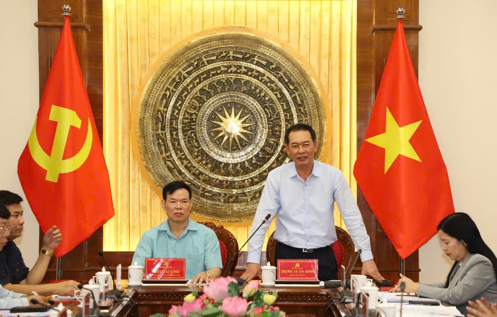 Ông Trịnh Tuấn Sinh- Bí Thư tỉnh ủy Thanh Hóa Lát phát biểu tại buổi khảo sát Ông Trịnh Tuấn Sinh- Bí Thư tỉnh ủy Thanh Hóa Lát phát biểu tại buổi làm việc