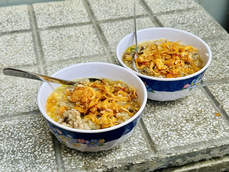 Bánh đúc Phan Đăng Lưu trong hẻm nhỏ, bình dị: 40 năm rồi vẫn không quên - Ảnh 6. Bánh đúc Phan Đăng Lưu trong hẻm nhỏ, bình dị: 40 năm rồi vẫn không quên - Ảnh 6.