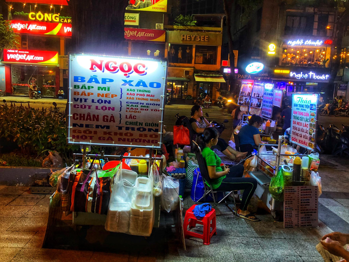 Ăn vặt xuyên đêm ở hồ Con Rùa - Ảnh 3. Ăn vặt xuyên đêm ở hồ Con Rùa - Ảnh 3.