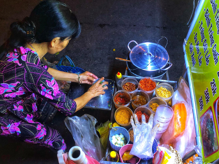Ăn vặt xuyên đêm ở hồ Con Rùa - Ảnh 5. Ăn vặt xuyên đêm ở hồ Con Rùa - Ảnh 5.