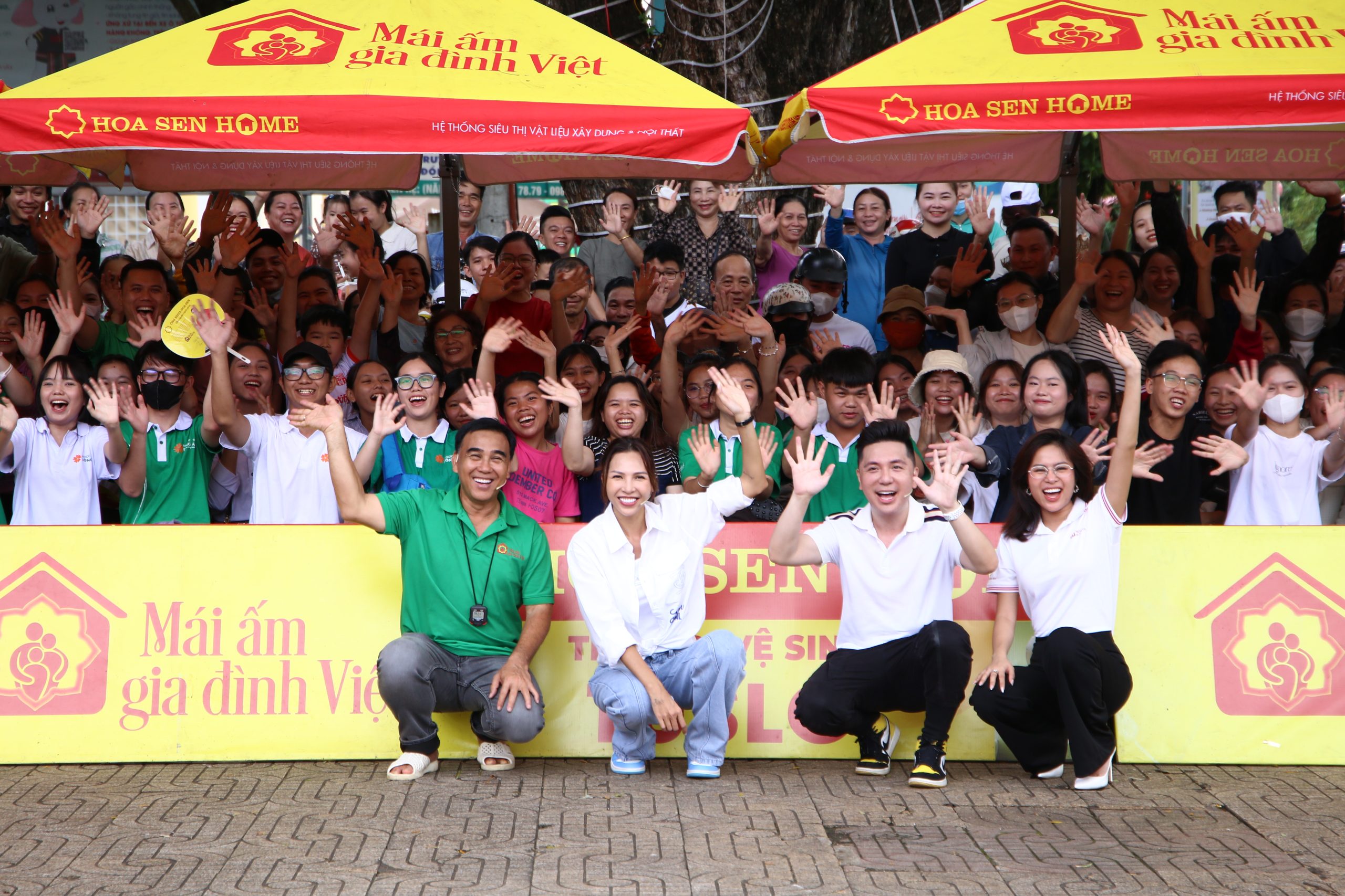 Cứu sống bệnh nhân nhiễm trùng nặng - Vietnam.vn MC Quyền Linh và các khách mời tham gia ghi hình chương trình Mái ấm gia đình Việt tại Tp. Buôn Ma Thuột, tỉnh Đắk Lắk