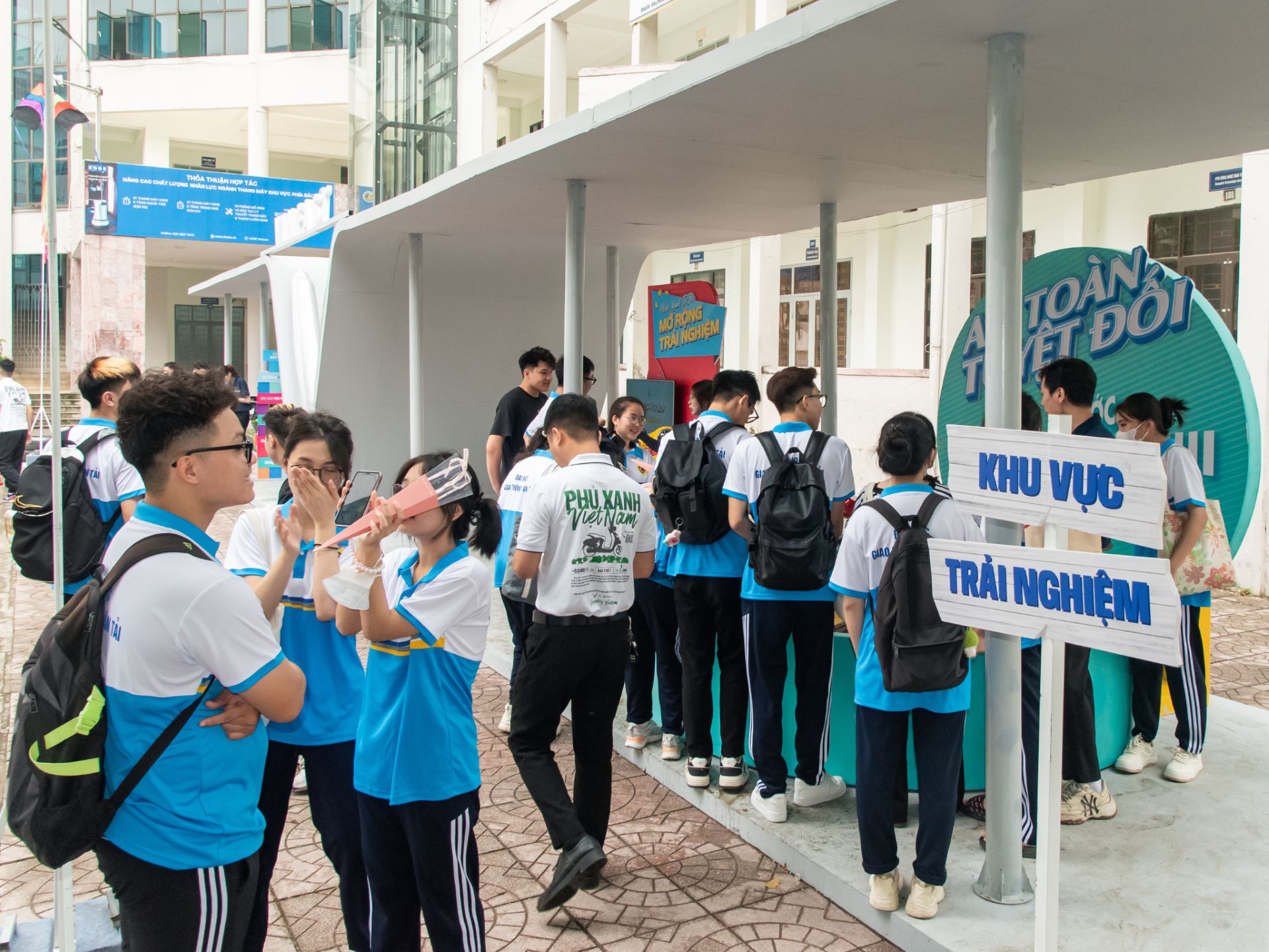 Lần đầu lái thử xe máy điện VinFast, nhiều bạn trẻ hào hứng: “Lái thích quá nên chốt luôn”- Ảnh 2. Lần đầu lái thử xe máy điện VinFast, nhiều bạn trẻ hào hứng: “Lái thích quá nên chốt luôn”- Ảnh 2.