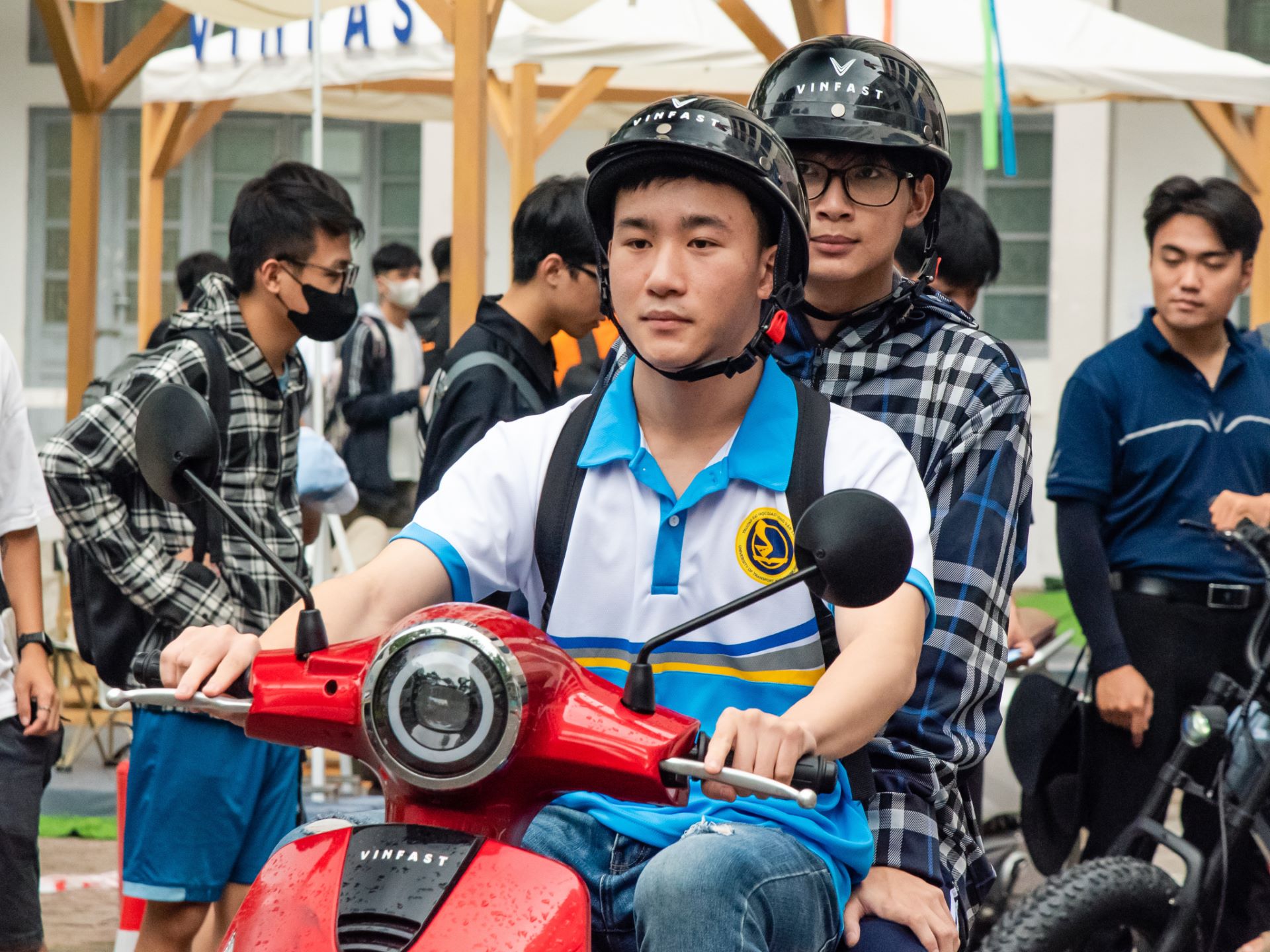 Lần đầu lái thử xe máy điện VinFast, nhiều bạn trẻ hào hứng: “Lái thích quá nên chốt luôn”- Ảnh 4. Lần đầu lái thử xe máy điện VinFast, nhiều bạn trẻ hào hứng: “Lái thích quá nên chốt luôn”- Ảnh 4.