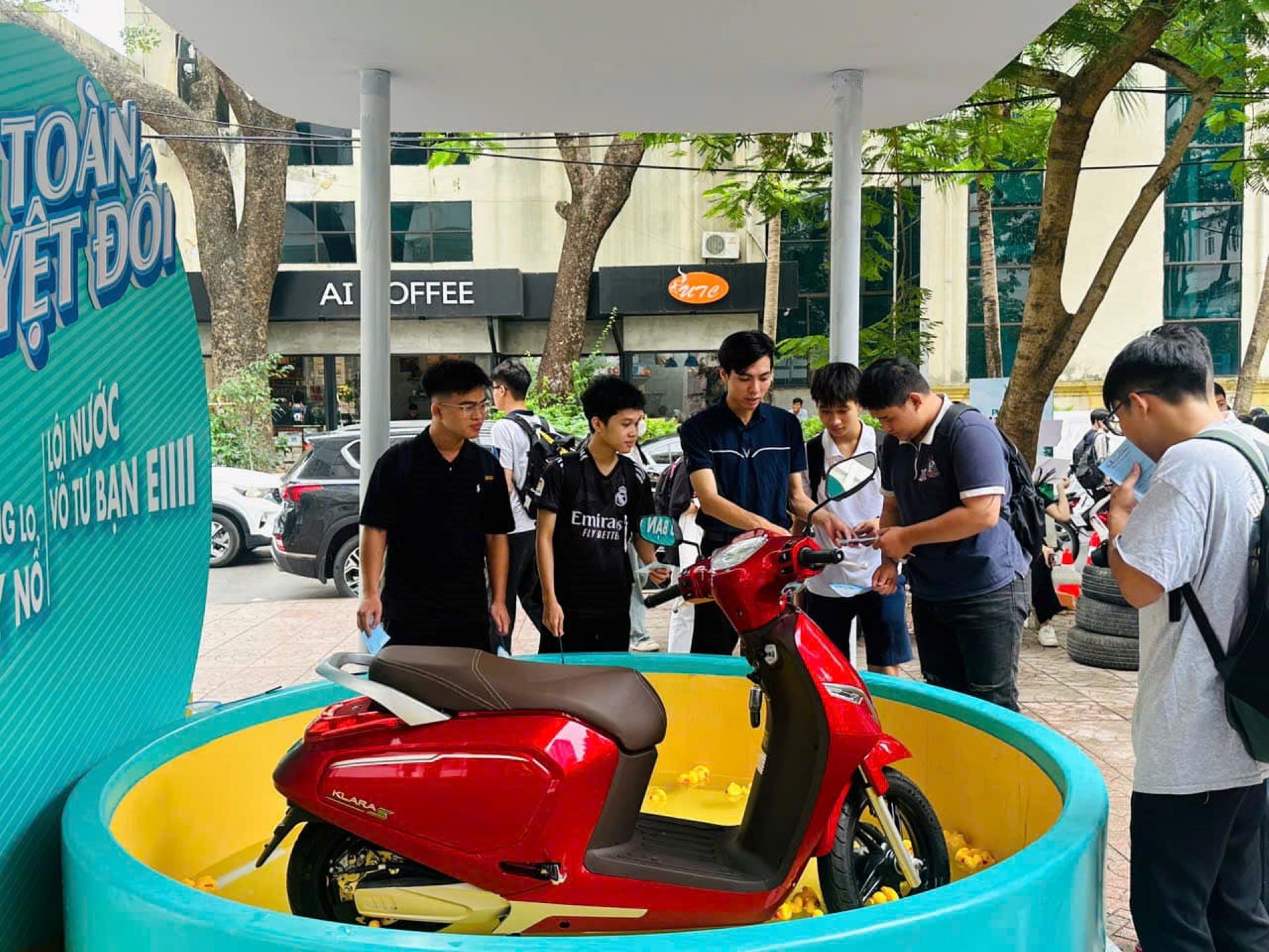 Lần đầu lái thử xe máy điện VinFast, nhiều bạn trẻ hào hứng: “Lái thích quá nên chốt luôn”- Ảnh 5. Lần đầu lái thử xe máy điện VinFast, nhiều bạn trẻ hào hứng: “Lái thích quá nên chốt luôn”- Ảnh 5.