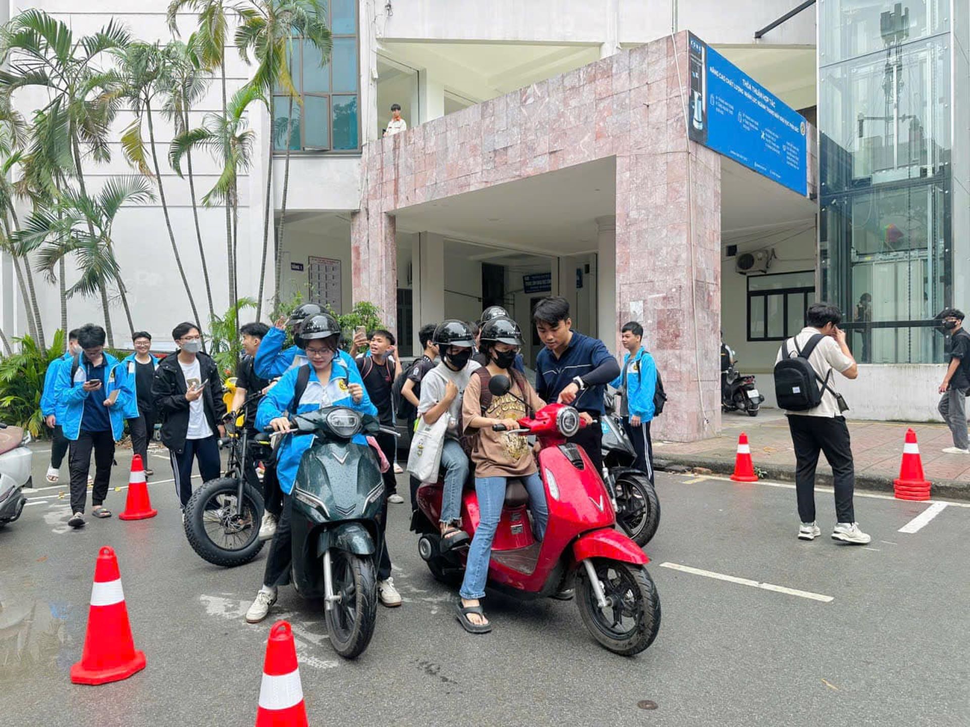 Lần đầu lái thử xe máy điện VinFast, nhiều bạn trẻ hào hứng: “Lái thích quá nên chốt luôn”- Ảnh 7. Lần đầu lái thử xe máy điện VinFast, nhiều bạn trẻ hào hứng: “Lái thích quá nên chốt luôn”- Ảnh 7.