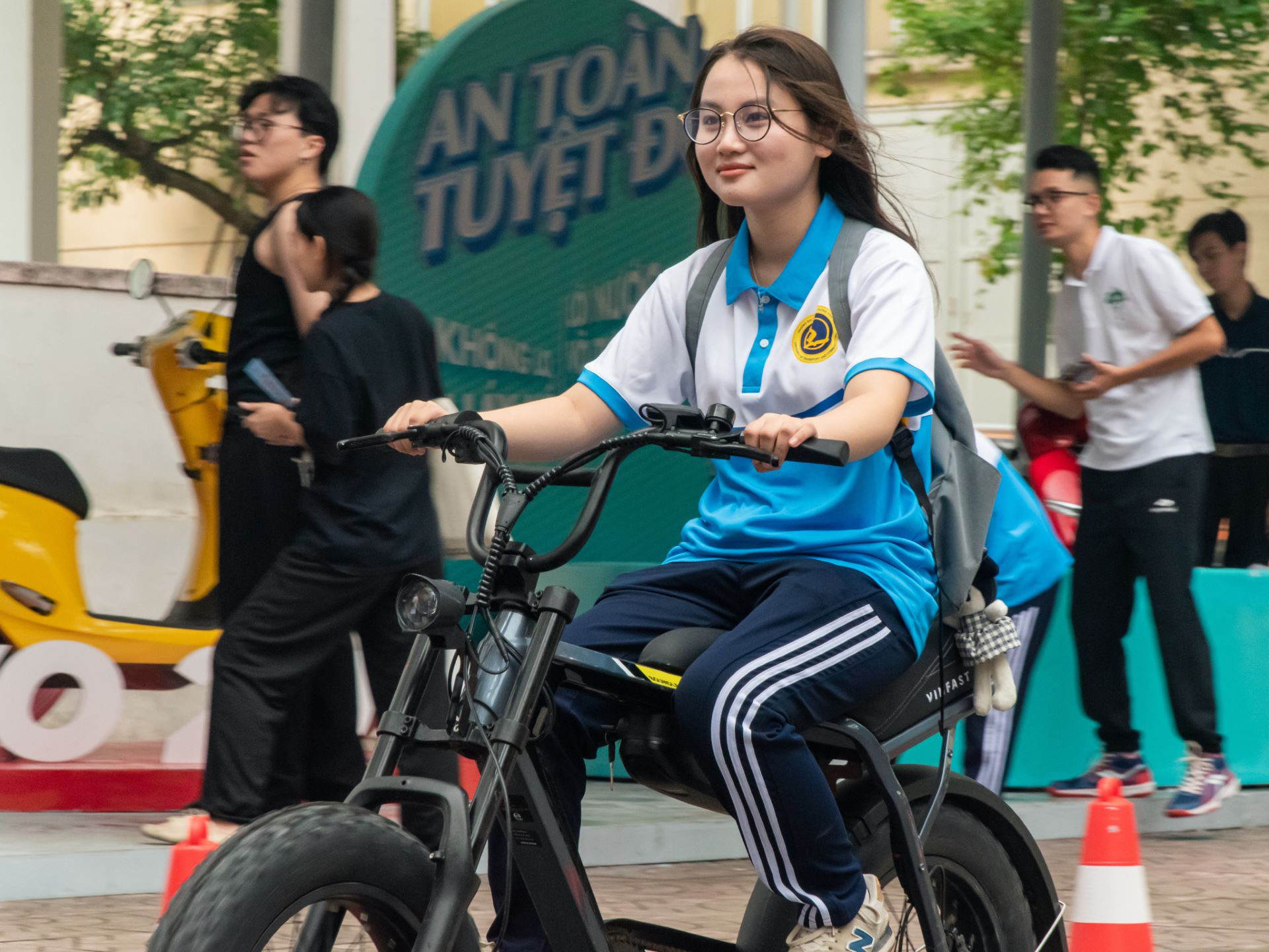 Lần đầu lái thử xe máy điện VinFast, nhiều bạn trẻ hào hứng: “Lái thích quá nên chốt luôn”- Ảnh 8. Lần đầu lái thử xe máy điện VinFast, nhiều bạn trẻ hào hứng: “Lái thích quá nên chốt luôn”- Ảnh 8.