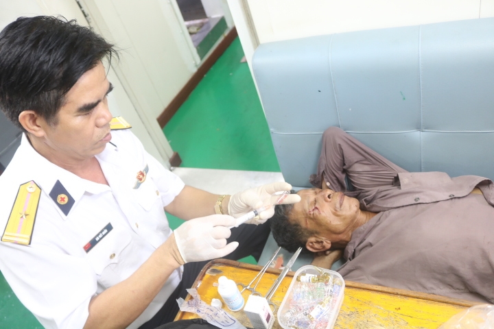 vùng 2 hải quân cứu ngư dân gặp nạn trên vùng biển việt nam - indonesia hình ảnh 2 vung 2 hai quan cuu ngu dan gap nan tren vung bien viet nam - indonesia hinh anh 2