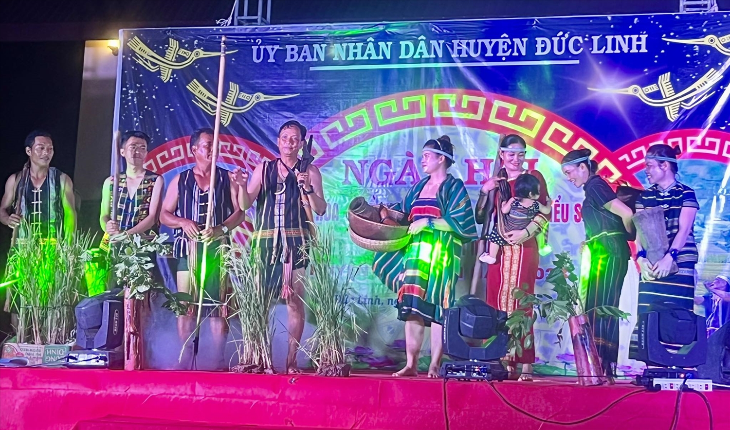 Đồng bào Cơ Ho, xã Mê Pu Đồng bào Cơ Ho, xã Mê Pu tái hiện nghi Lễ cúng lúa mới bằng hình thức sân khấu hóa