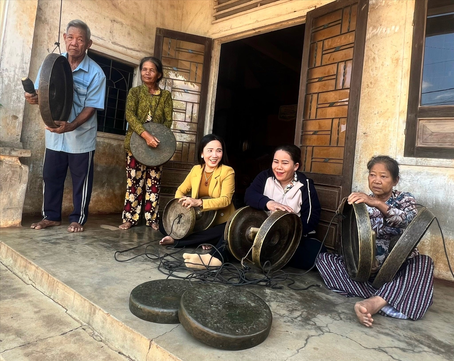 Biểu diễn cồng chiêng Chơ Ro trước hiên nhà vợ chồng Mang Pho và Mang Thị Son. Biểu diễn cồng chiêng Chơ Ro trước hiên nhà vợ chồng Mang Pho và Mang Thị Son.