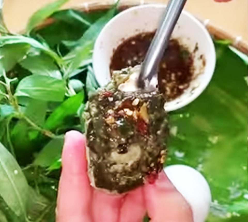 Trứng ung, thối có sự thay đổi về màu sắc, mùi vị và chất lượng.Ảnh cắt từ tài khoản TikTok M.B.T.N.A.