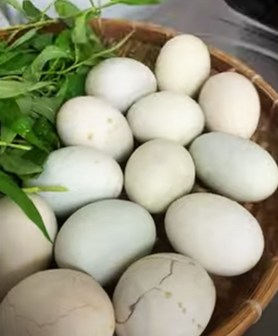 Ăn trứng ung có hại cho sức khỏe. Ảnh cắt từ tài khoản TikTok M.B.T.N.A.