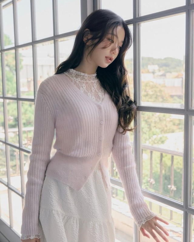 Fan mê mệt với kiểu áo len mùa lạnh của Jang Won Young- Ảnh 10. Fan mê mệt với kiểu áo len mùa lạnh của Jang Won Young- Ảnh 10.