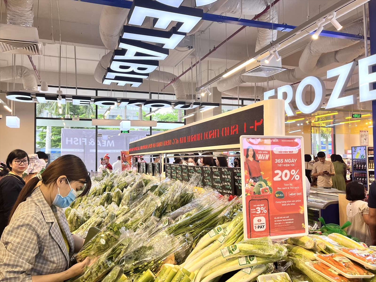 Khách hàng mua sắm rau củ tại siêu thị WinMart Khách hàng mua sắm rau củ tại siêu thị WinMart