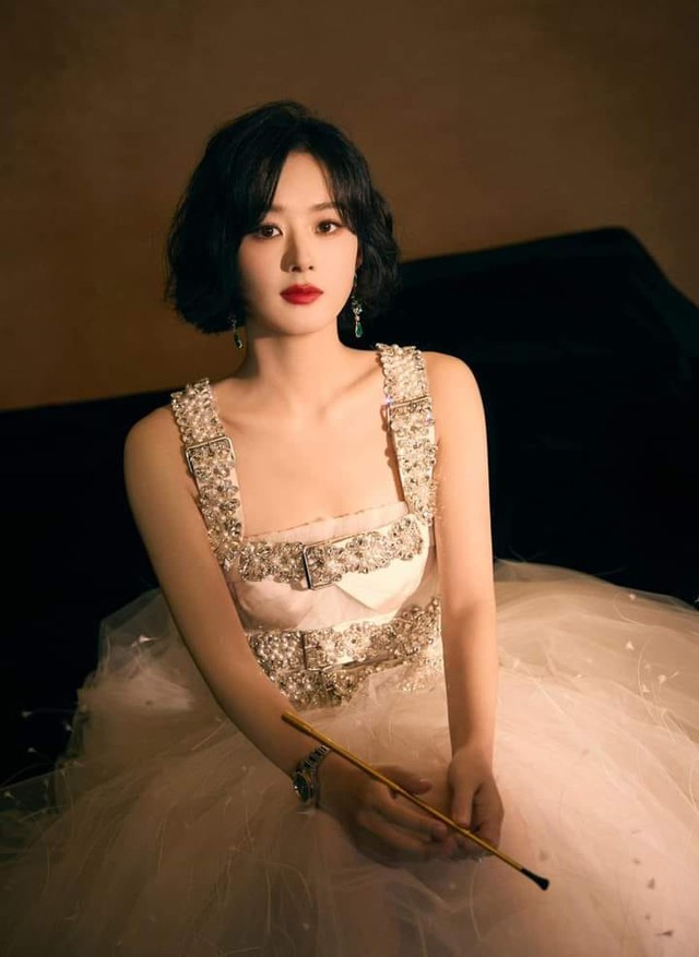 Học cách Triệu Lệ Dĩnh đổi kiểu tóc mới, ngoại hình trẻ trung hết cỡ- Ảnh 3. Học cách Triệu Lệ Dĩnh đổi kiểu tóc mới, ngoại hình trẻ trung hết cỡ- Ảnh 3.