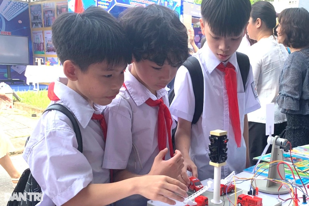 Con thuộc nhóm học thêm ít nhất lớp, mỗi tháng mẹ vẫn mất hơn 13 triệu đồng - 4 Con thuộc nhóm học thêm ít nhất lớp, mỗi tháng mẹ vẫn mất hơn 13 triệu đồng - 4