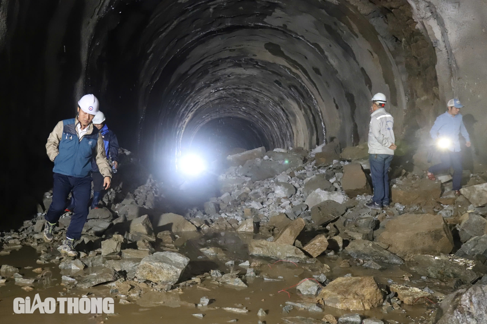 Đào thông hầm số 2 dự án cải tạo đường sắt Khe Nét- Ảnh 3. Đào thông hầm số 2 dự án cải tạo đường sắt Khe Nét- Ảnh 3.