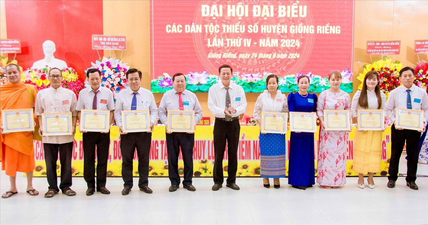 Qua các phong trào thi đua, tại Đại hội các DTTS huyện Giồng Riềng đã có nhiều tập thể và cá nhân được khen thưởng Qua các phong trào thi đua, tại Đại hội các DTTS huyện Giồng Riềng đã có nhiều tập thể và cá nhân được khen thưởng