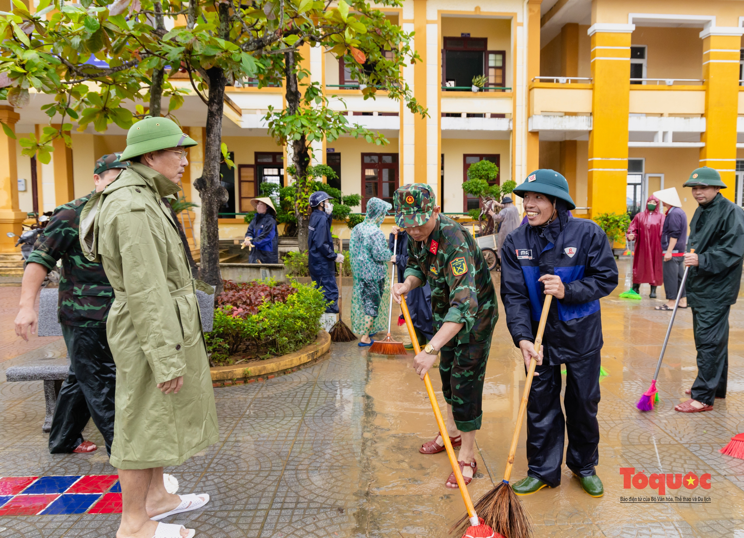 Quảng Bình: Trường học tổng lực dọn vệ sinh sau lũ - Ảnh 2. Quảng Bình: Trường học tổng lực dọn vệ sinh sau lũ - Ảnh 2.