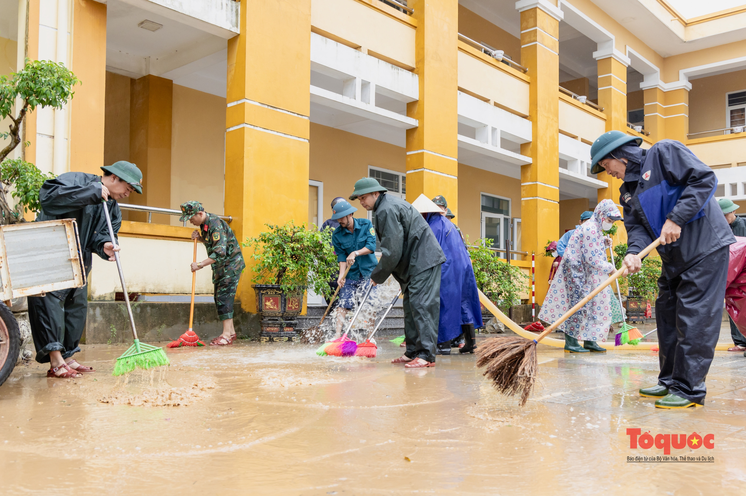 Quảng Bình: Trường học tổng lực dọn vệ sinh sau lũ - Ảnh 4. Quảng Bình: Trường học tổng lực dọn vệ sinh sau lũ - Ảnh 4.