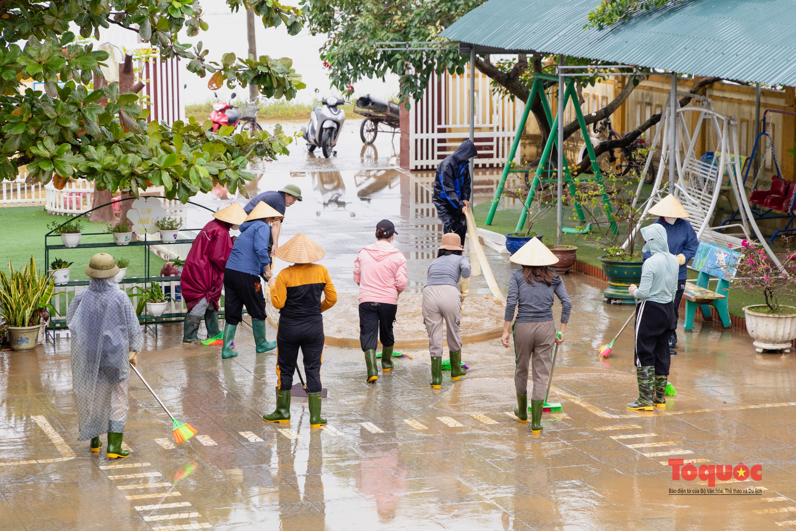 Quảng Bình: Trường học tổng lực dọn vệ sinh sau lũ - Ảnh 9. Quảng Bình: Trường học tổng lực dọn vệ sinh sau lũ - Ảnh 9.