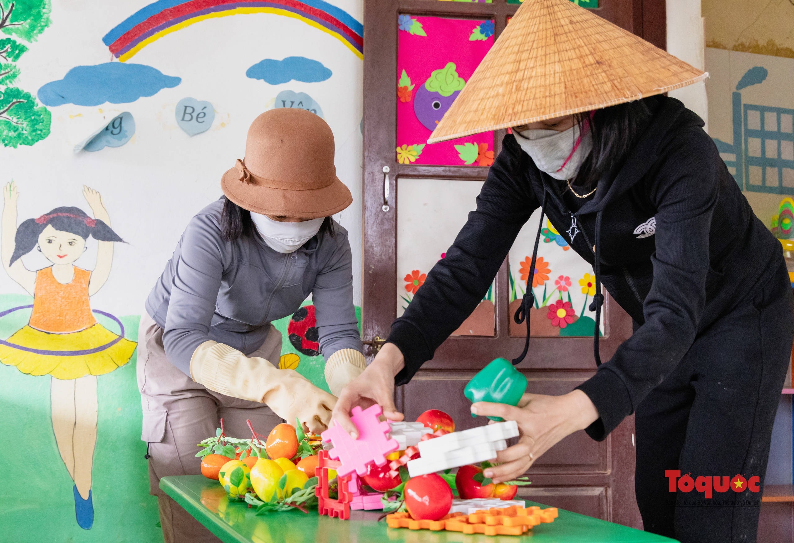 Quảng Bình: Trường học tổng lực dọn vệ sinh sau lũ - Ảnh 13. Quảng Bình: Trường học tổng lực dọn vệ sinh sau lũ - Ảnh 13.
