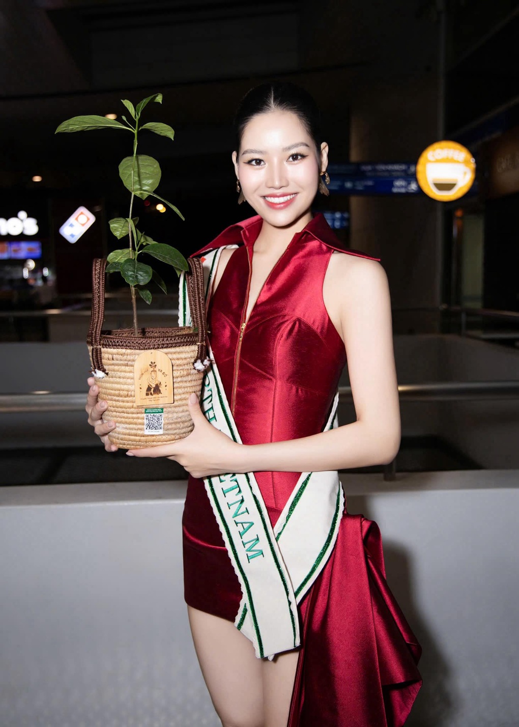 Ba người đẹp Việt Nam chinh chiến tại 3 cuộc thi sắc đẹp quốc tế cùng lúc - 5 Ba người đẹp Việt Nam chinh chiến tại 3 cuộc thi sắc đẹp quốc tế cùng lúc - 5
