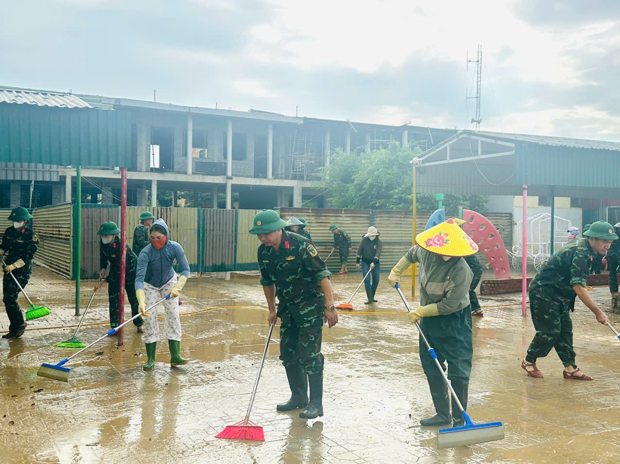 Thầy cô vùng lũ: Ở nhà đang ngổn ngang, nhưng trường phải sạch để đón học sinh- Ảnh 9. Thầy cô vùng lũ: Ở nhà đang ngổn ngang, nhưng trường phải sạch để đón học sinh- Ảnh 9.