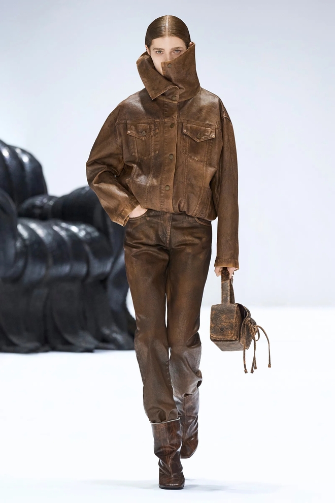 Quần tây rộng, ống loe hay denim xanh đậm... những chiếc quần thời thượng của mùa- Ảnh 10. Quần tây rộng, ống loe hay denim xanh đậm... những chiếc quần thời thượng của mùa- Ảnh 10.