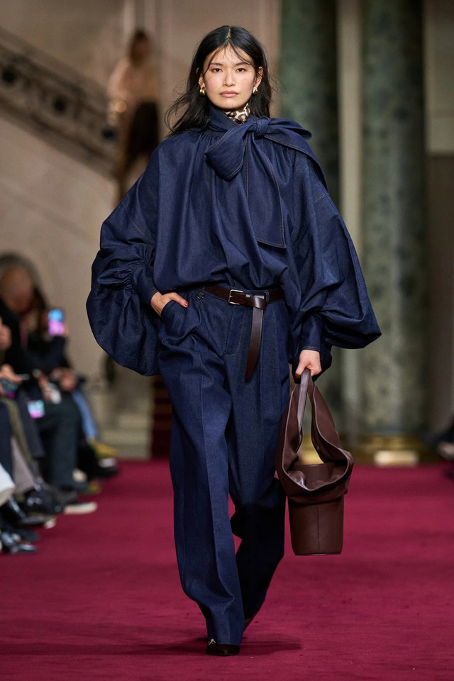 Quần tây rộng, ống loe hay denim xanh đậm... những chiếc quần thời thượng của mùa- Ảnh 12. Quần tây rộng, ống loe hay denim xanh đậm... những chiếc quần thời thượng của mùa- Ảnh 12.