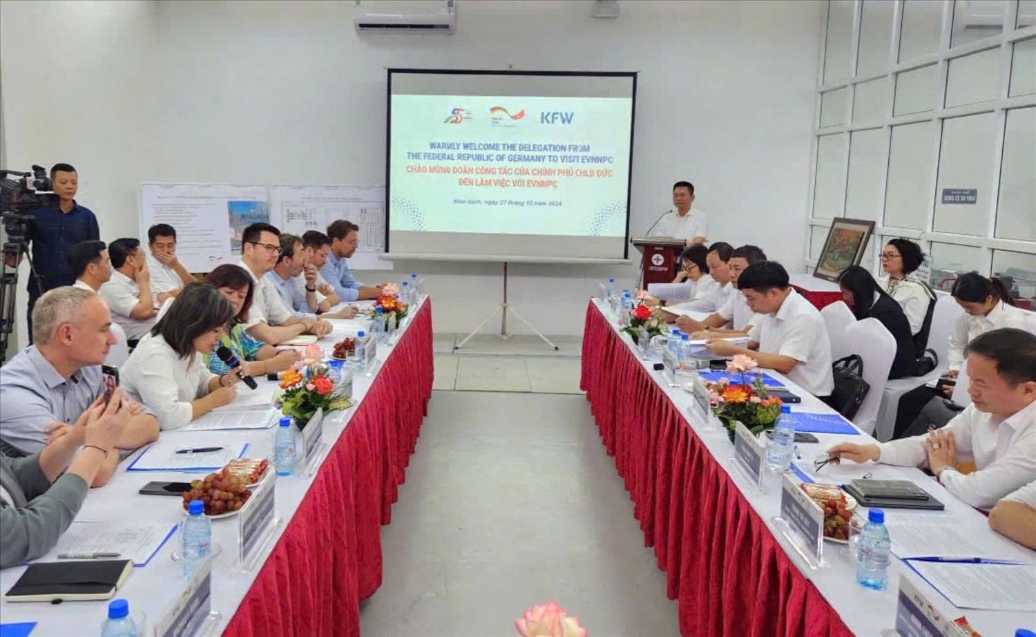Toàn cảnh buổi làm việc giữa đoàn công tác cấp cao của Chính phủ CHLB Đức với EVNNPC Toàn cảnh buổi làm việc giữa đoàn công tác cấp cao của Chính phủ CHLB Đức với EVNNPC