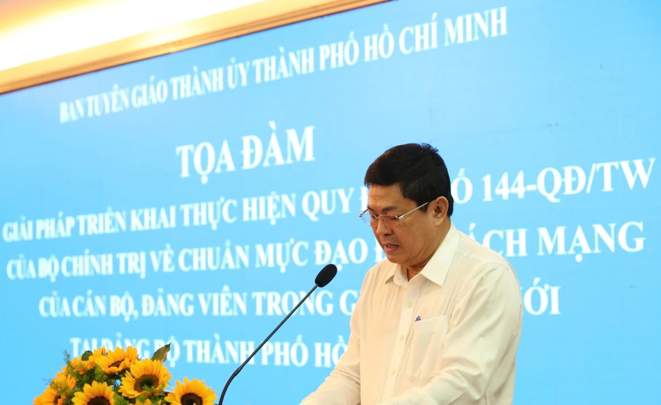 Ông Huỳnh Cách Mạng phát biểu khai mạc.