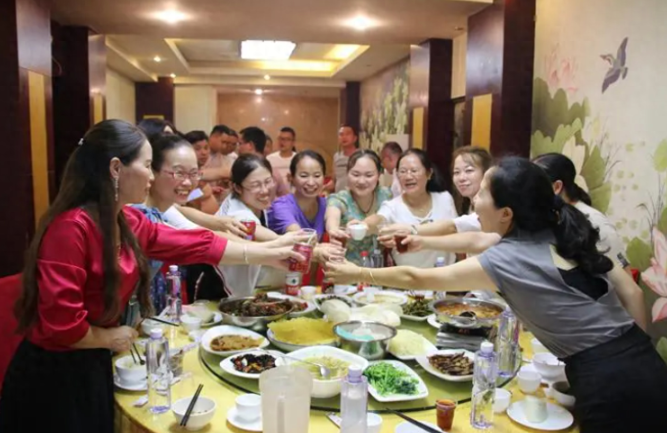 35 năm sau ngày tốt nghiệp, đi họp lớp tôi phát hiện 5 ĐIỀU đau lòng của tuổi trung niên – Càng nghĩ càng nghẹn ngào! - Ảnh 1. 35 năm sau ngày tốt nghiệp, đi họp lớp tôi phát hiện 5 ĐIỀU đau lòng của tuổi trung niên – Càng nghĩ càng nghẹn ngào! - Ảnh 1.