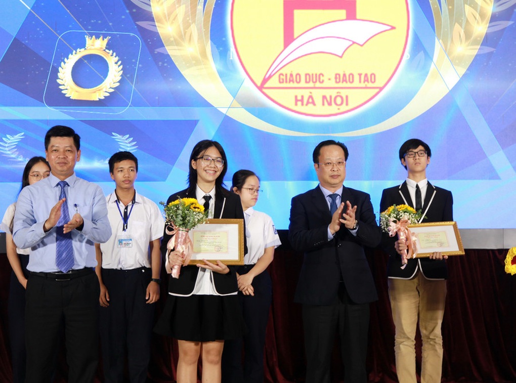 6 thành viên đội tuyển Olympic Khoa học trẻ quốc tế là học sinh trường nào? - 1 6 thành viên đội tuyển Olympic Khoa học trẻ quốc tế là học sinh trường nào? - 1