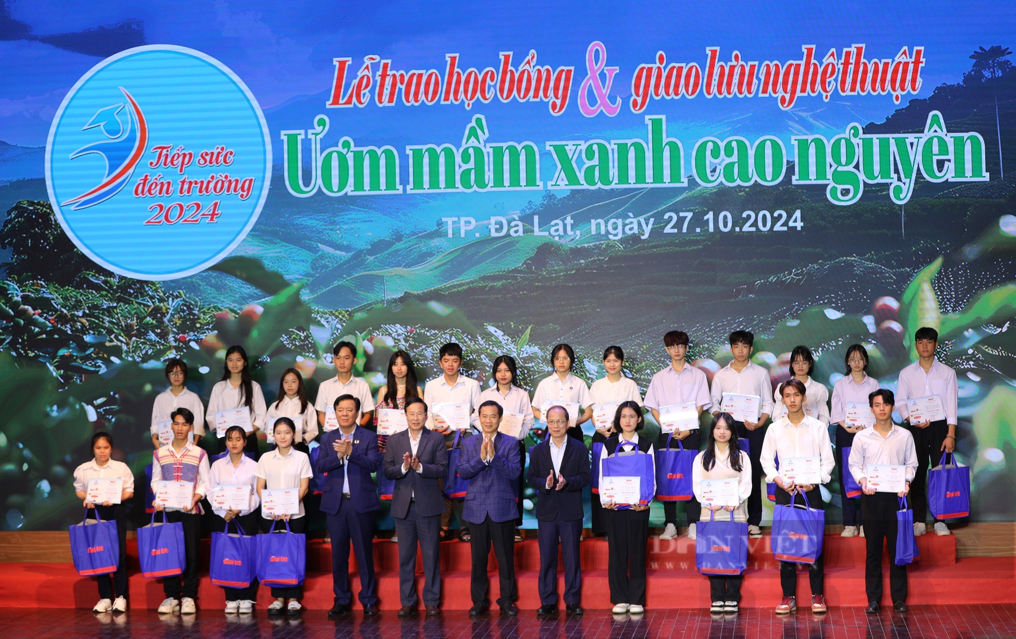 90 tân sinh viên khó khăn tại Tây Nguyên được trao học bổng