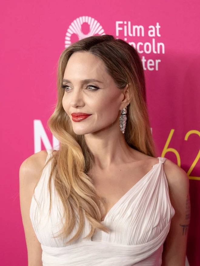 Angelina Jolie 'gây choáng' trong bộ váy cổ điển khi ra mắt phim Maria- Ảnh 1. Angelina Jolie 'gây choáng' trong bộ váy cổ điển khi ra mắt phim Maria- Ảnh 1.