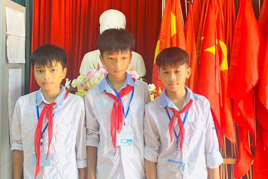 Ba học sinh cấp 2 nhặt được gần 160 triệu đồng, trả lại người đánh rơi - 1 Ba học sinh cấp 2 nhặt được gần 160 triệu đồng, trả lại người đánh rơi - 1