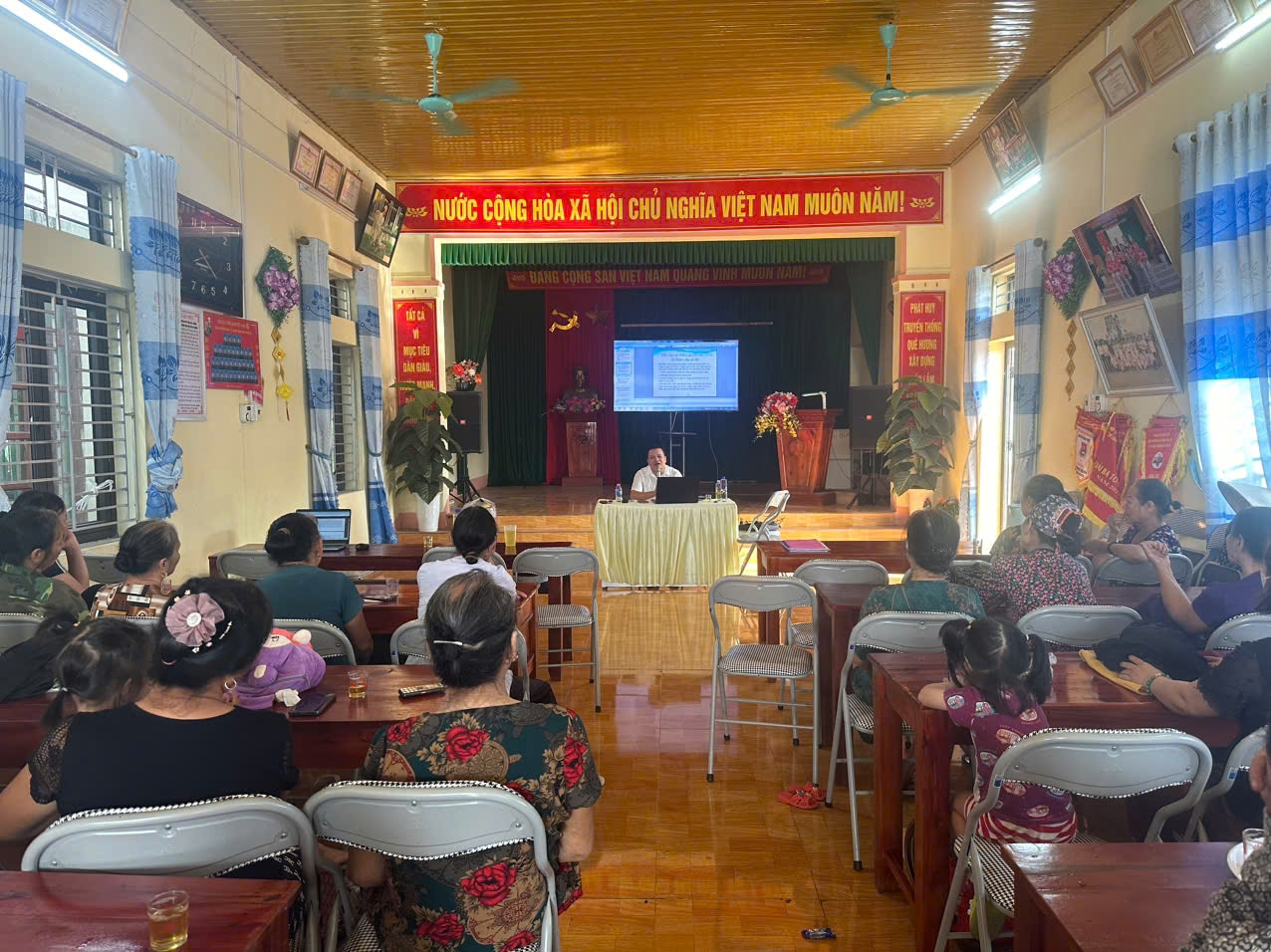 Hội nghị tuyên truyền, PBGDPL góp phần giúp Nhân dân, đồng bào các DTTS hiểu sâu sắc hơn các chủ trương, đường lối của Đảng, chính sách, pháp luật của Nhà nước về công tác dân tộc, chính sách dân tộc Hội nghị tuyên truyền, PBGDPL góp phần giúp Nhân dân, đồng bào các DTTS hiểu sâu sắc hơn các chủ trương, đường lối của Đảng, chính sách, pháp luật của Nhà nước về công tác dân tộc, chính sách dân tộc