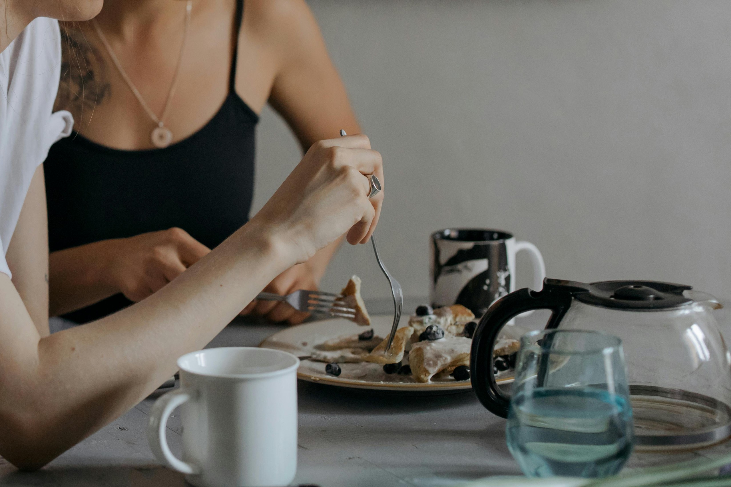 Bác sĩ nói về quan điểm 'uống nước trong khi ăn gây đầy hơi, khó tiêu'- Ảnh 1. Bác sĩ nói về quan điểm 'uống nước trong khi ăn gây đầy hơi, khó tiêu'- Ảnh 1.