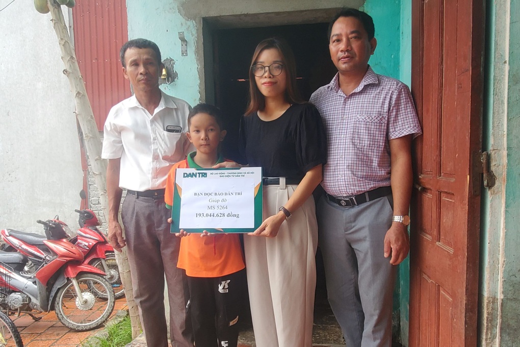 Bạn đọc báo Dân trí tiếp sức cậu bé 10 tuổi chăm sóc bà liệt giường - 1 Bạn đọc báo Dân trí tiếp sức cậu bé 10 tuổi chăm sóc bà liệt giường - 1