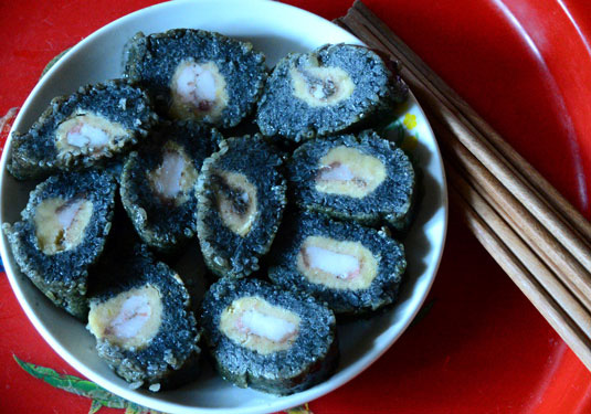 Bánh chưng đen, bánh rán tam giác mạch xứ Lạng - Ảnh 1. Bánh chưng đen, bánh rán tam giác mạch xứ Lạng - Ảnh 1.