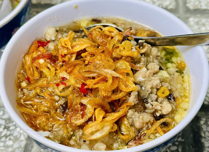 Bánh đúc Phan Đăng Lưu trong hẻm nhỏ, bình dị: 40 năm rồi vẫn không quên - Ảnh 1. Bánh đúc Phan Đăng Lưu trong hẻm nhỏ, bình dị: 40 năm rồi vẫn không quên - Ảnh 1.
