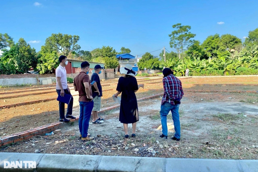 Bất động sản nóng lại, môi giới ồ ạt trở lại thị trường - 1 Bất động sản nóng lại, môi giới ồ ạt trở lại thị trường - 1