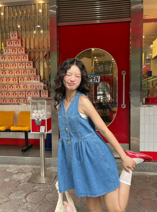 Bí quyết diện đồ năng động với yếm denim- Ảnh 1. Bí quyết diện đồ năng động với yếm denim- Ảnh 1.