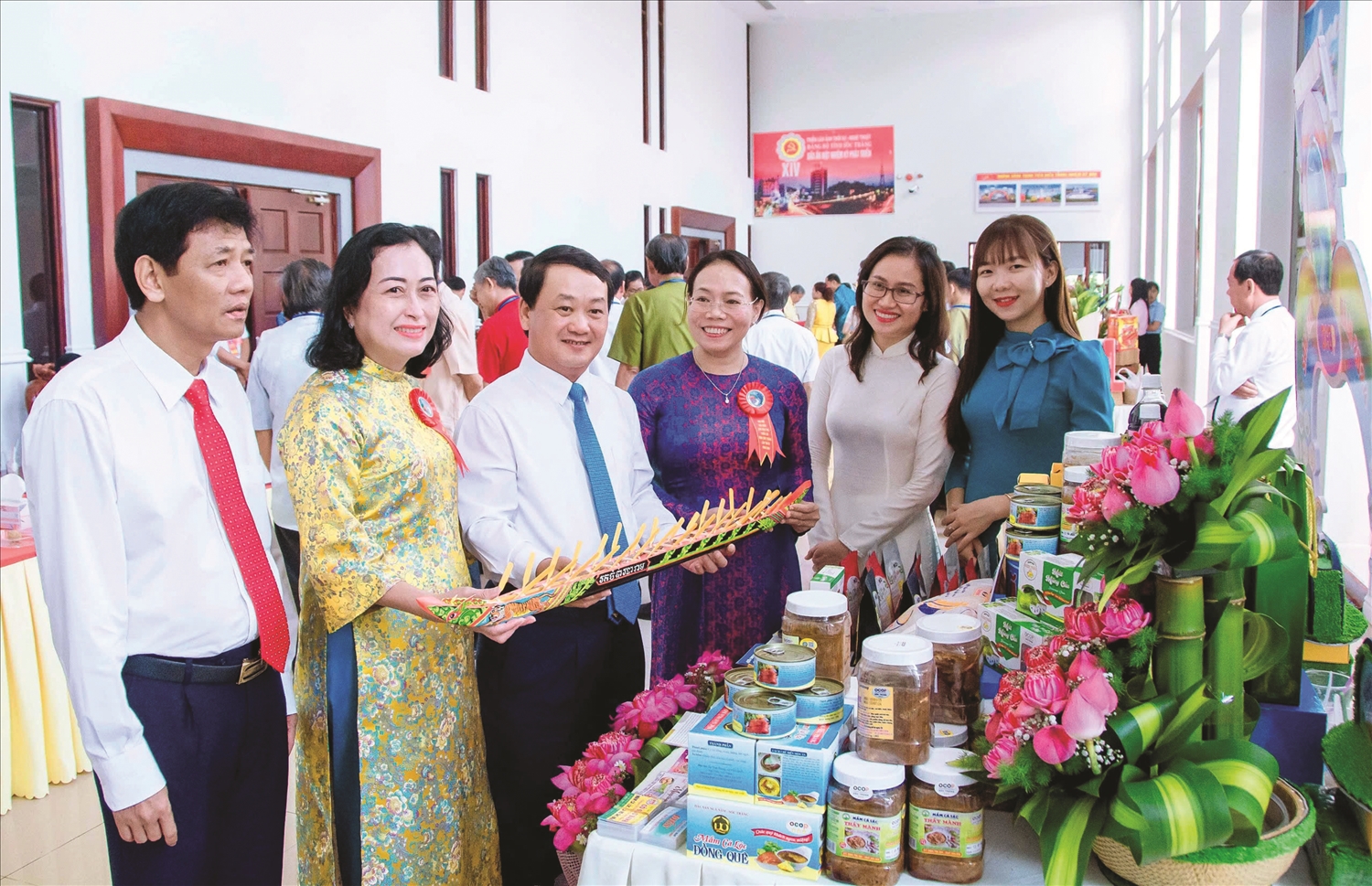 Bộ trưởng, Chủ nhiệm Ủy ban Dân tộc Hầu A Lềnh và các đại biểu dự Đại hội đại biểu các DTTS tỉnh Sóc Trăng lần thứ IV tham quan gian trưng bày của thị xã Ngã Năm (tháng 8/2024) Bộ trưởng, Chủ nhiệm Ủy ban Dân tộc Hầu A Lềnh và các đại biểu dự Đại hội đại biểu các DTTS tỉnh Sóc Trăng lần thứ IV tham quan gian trưng bày của thị xã Ngã Năm (tháng 8/2024)