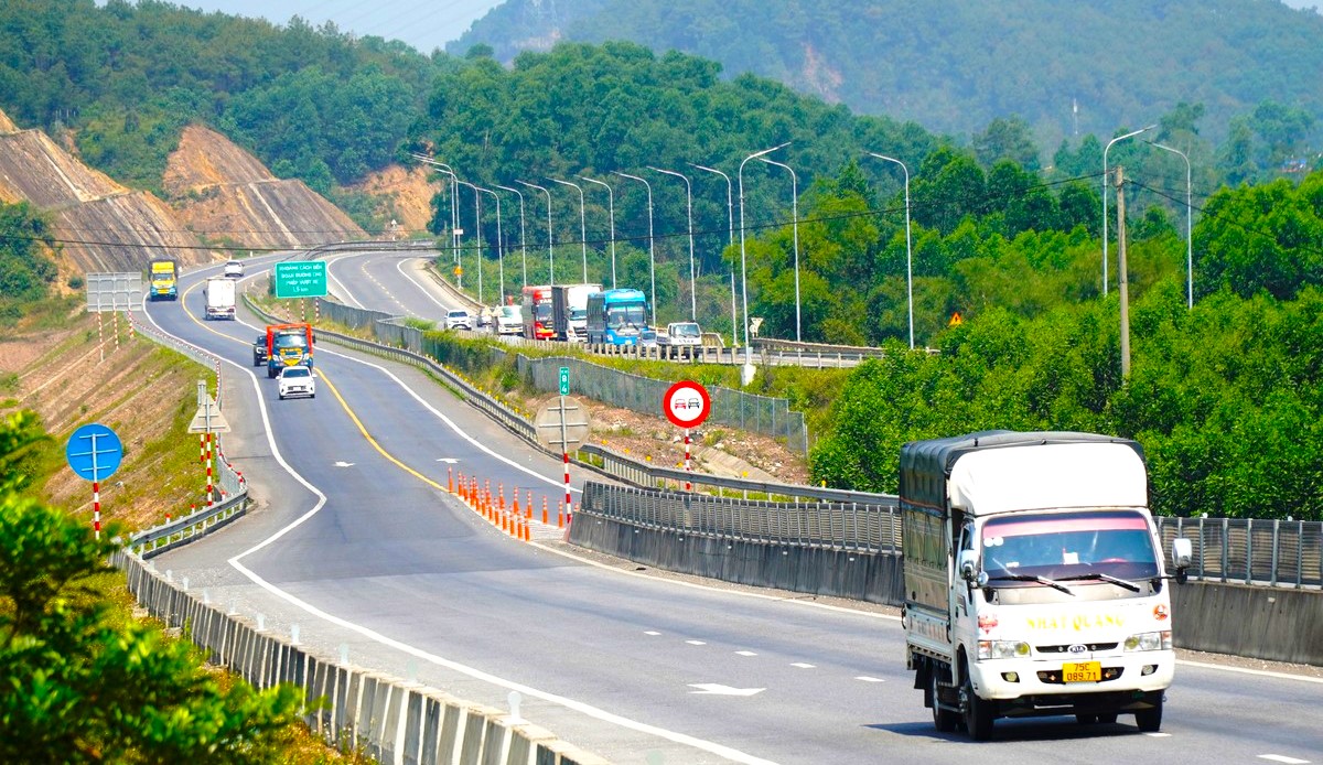 Bộ GTVT nói gì về kiến nghị thay đổi phương án phân luồng cao tốc Cam Lộ - La Sơn?- Ảnh 1. Bộ GTVT nói gì về kiến nghị thay đổi phương án phân luồng cao tốc Cam Lộ - La Sơn?- Ảnh 1.