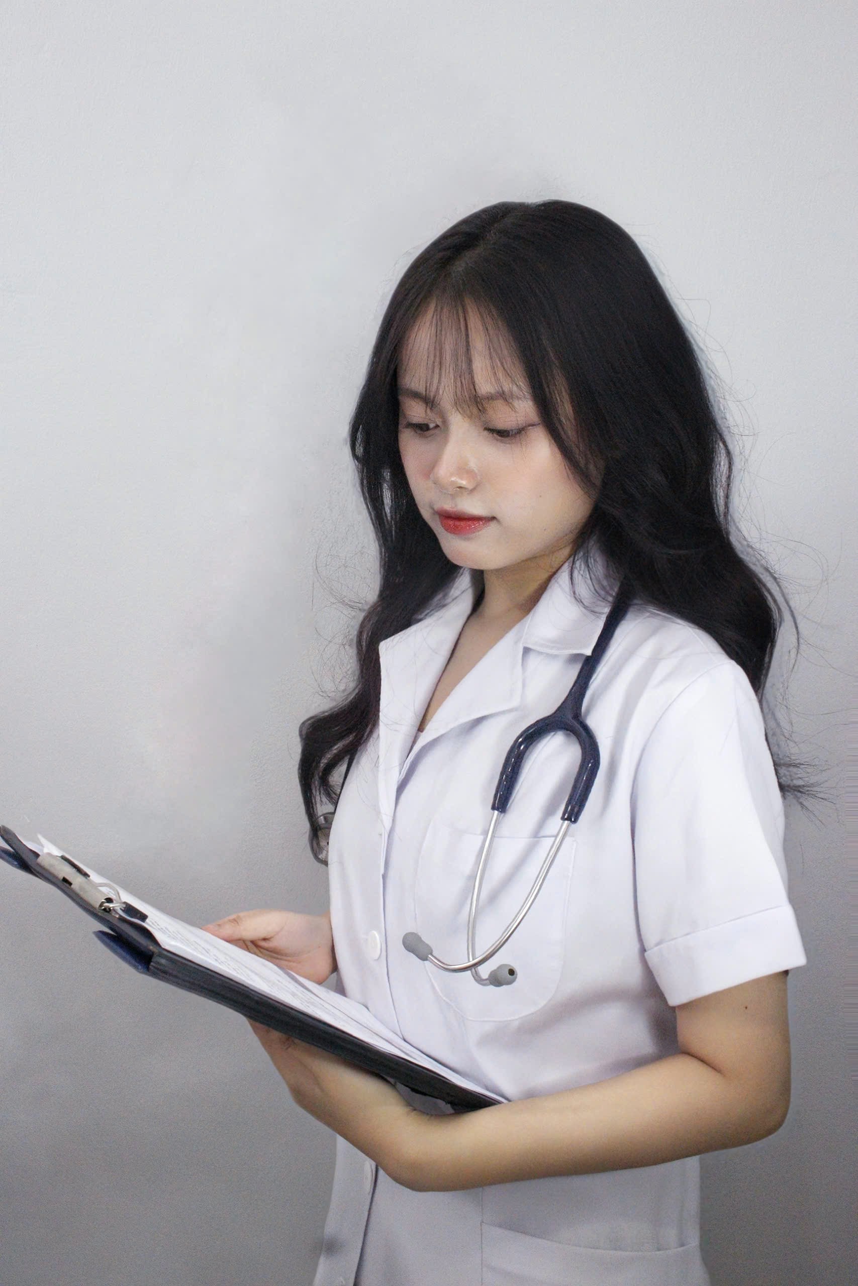Nữ bác sĩ 10X là thủ khoa Đại học Y Hà Nội: Bỏ ngành Luật “rẽ” sang ngành Y và bí quyết học Nữ bác sĩ 10X là thủ khoa Đại học Y Hà Nội: Bỏ ngành Luật “rẽ” sang ngành Y và bí quyết học